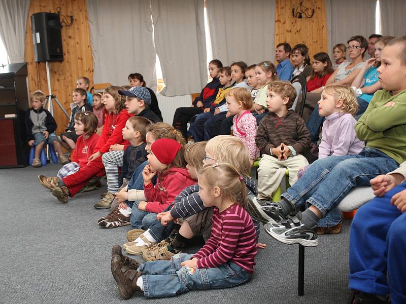 Přestavení Poklad z velikonoční studánky v podání soubor Absolutního divadla.