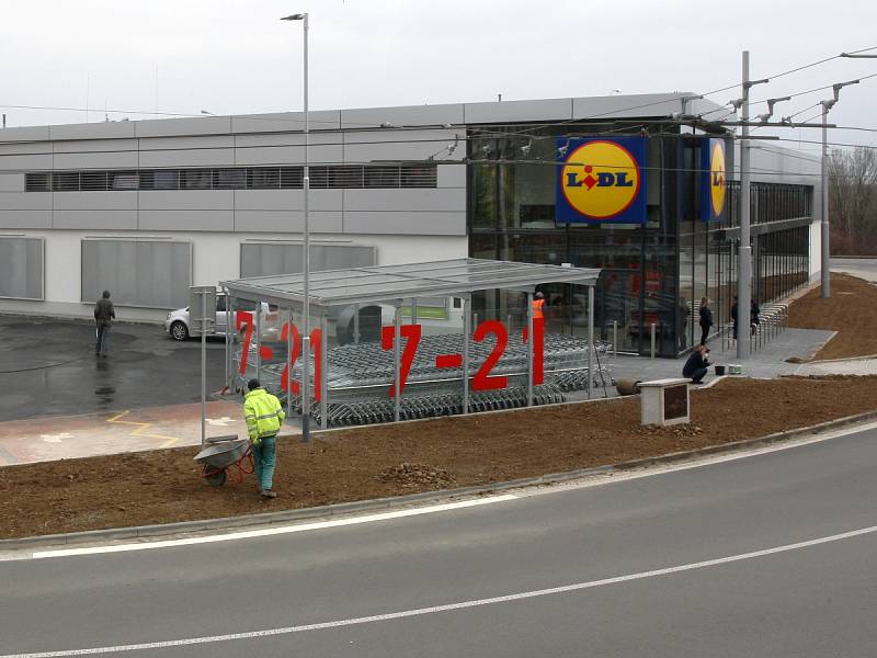 Nový garážový a obchodní dům řetězce Lidl v brněnských Kohoutovicích.