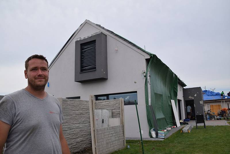 Ondřej Slanina u svého rodinného domku v Hruškách, kterému se řádění tornáda nevyhnulo.