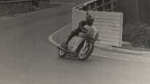 Na brněnské dráze zářil také jeden z nejlepších motocyklistů světa Giacomo Agostini. Fenomenální Ital na Agustě, kterou v pozdních letech kariéry vyměnil za Yamahu, vyhrál na Masarykově okruhu sedmkrát, čtyřikrát v královské kubatuře.