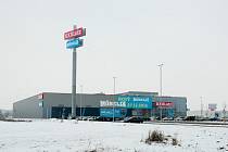 Dvojici nábytkářských obchodů Asko a Sconto u nákupního centra Olympia doplnil vloni po Vánocích Möbelix. Jeho vlastník zde chce otevřít i obchod značky XXXLutz. Stávající Möbelix proto rozšíří o přístavbu.
