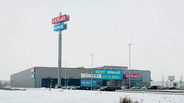 Dvojici nábytkářských obchodů Asko a Sconto u nákupního centra Olympia doplnil vloni po Vánocích Möbelix. Jeho vlastník zde chce otevřít i obchod značky XXXLutz. Stávající Möbelix proto rozšíří o přístavbu.