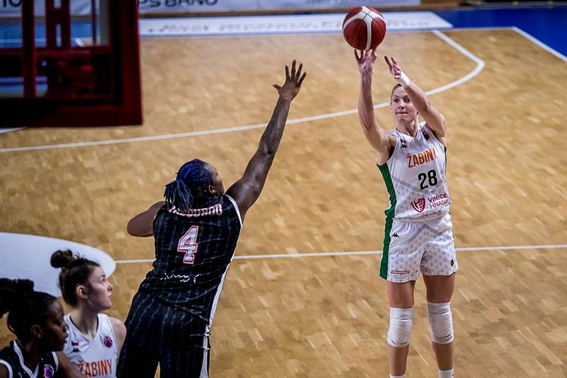 Basketbalistky brněnských Žabin (v bílém) podlehly favorizovanému Bourges o třicet bodů.