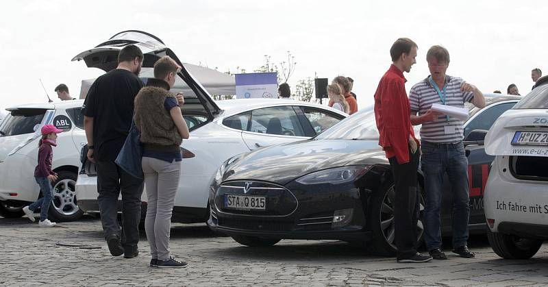 Jezdí po Evropě, aby ukázali jak vypadají a fungují ekologicky šetrná vozidla. Řidiči elektromobilů a zároveň účastníci rallye jízdy po celém kontinentu eTour Europe se v sobotu zastavili na Špilberku. 