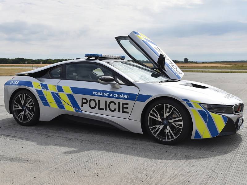 Supersport BMW i8. Policie si od auta slibuje hlavně větší ukázněnost řidičů na dálnici.