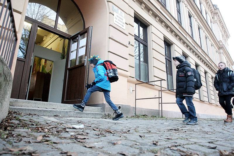 Brněnská základní a mateřská škola ve Staňkově ulici spojuje děti různých národností z víc než třiceti zemí po celém světě.