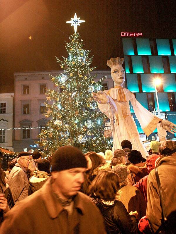 Brňané rozsvítili vánoční strom na náměstí Svobody. V centru města začaly trhy.