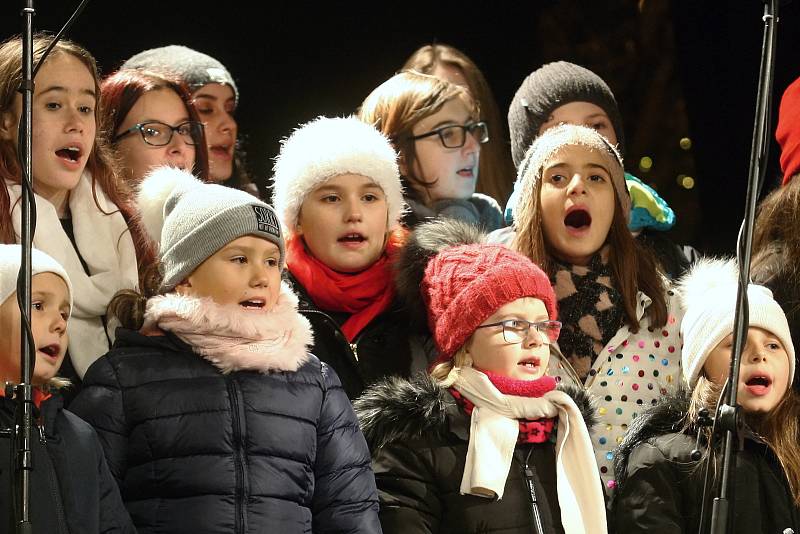 Kuřim 12.12.2018 - Česko zpívá koledy na brněnském náměstí Svobody.