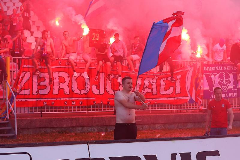 Fotbalisté Zbrojovky Brno po posledním utkání křepčili s trofejí pro vítěze FORTUNA:NÁRODNÍ LIGY.