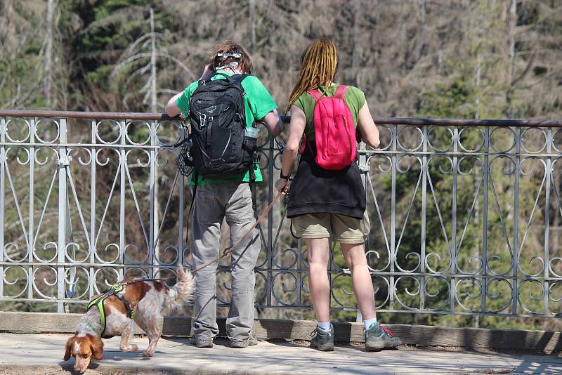 Známé turistické cíle na jihu Moravy na Boží hod velikonoční moc lidí i přes téměř letní počasí nelákala.