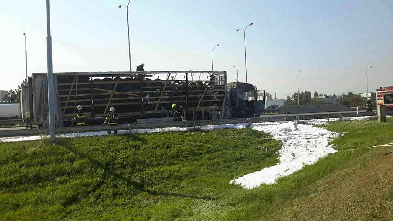 Na dálnici D1 na 196. kilometru ve směru na Prahu hořel kamion převážející pneumatiky, hasiči škodu odhadli na 2,2 milionu korun.