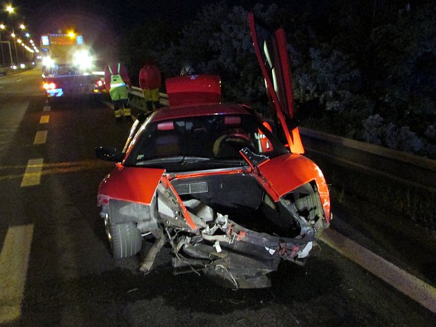 Čtyřiatřicetiletá řidička luxusního auta nezvládla v sobotu krátce po deváté hodině večer řízení. Se svým červeným Lamborghini bourala na dálnici D1 u Brna.