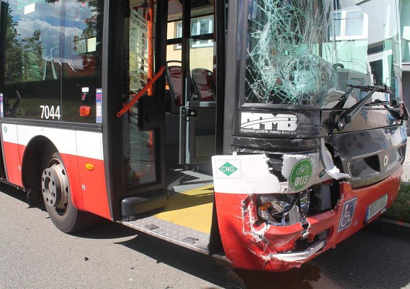 Téměř dvě hodiny nejezdily v neděli Bělohorskou ulicí v brněnských Židenicích autobusy linek 55 a 75. Před půl třetí se tam srazilo osobní auto a autobus linky 55, který jel z Židenic do Mariánského údolí.