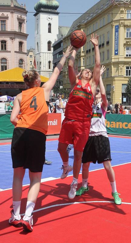 Letní šestidílný seriál basketbalové disciplíny tři na tři zavítal v sobotu také na brněnské náměstí Svobody. 