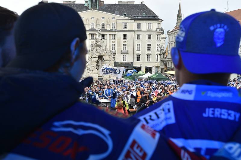 Hokejisté brněnské Komety si vychutnali oslavy titulu na pódiu. Hvězdy týmu pak rozdávaly lidem autogramy.