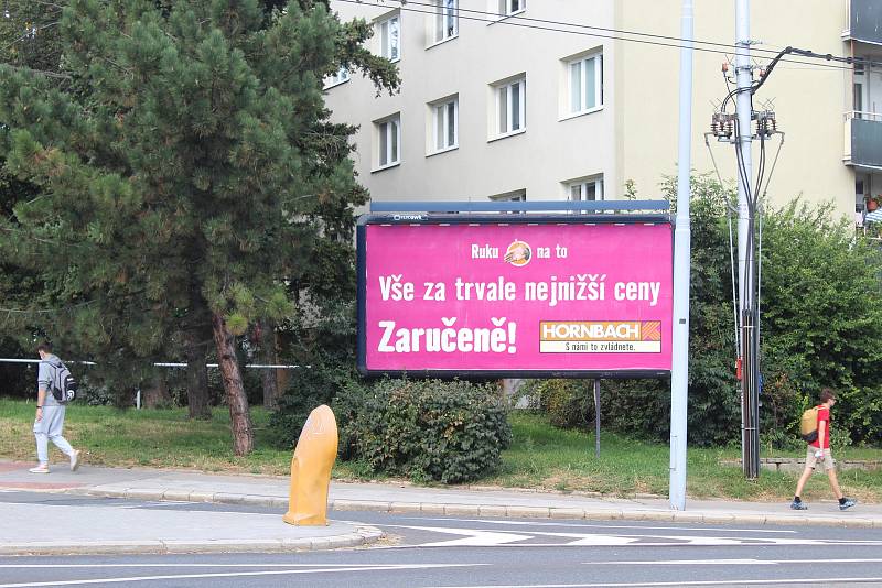 Z centra Brna zmizí do konce roku téměř stovka nežádoucích reklam. Vizuálním smogem se chce vedení města později zabývat také okolo hlavního nádraží. Foto: Deník/Karolína Stárková