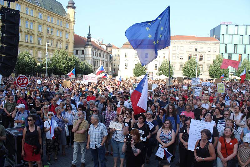 V Brně podle organizátorů demonstrovalo nejméně pět tisíc lidí.