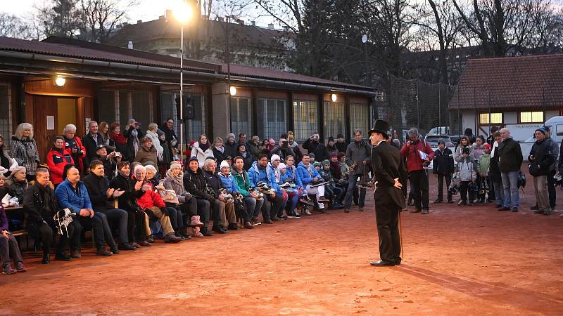 Na místě prvního veřejného kluziště v Brně se ve čtvrtek sešlo sedmdesát pět osobností brněnského zimního sportu. Setkáním si zde sportovní legendy i mladé naděje připomněli výročí sto padesáti let od prvního veřejného bruslení v Brně.