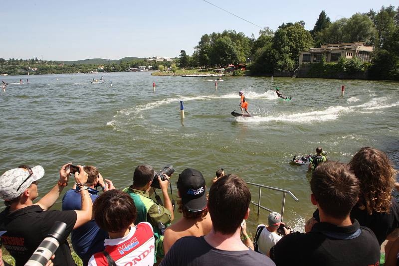 Jezdci Moto GP si na Brněnské přehradě vyzkoušeli jízdu na JetSurfu.