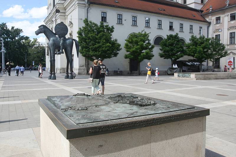 Mapa Brna z doby třicetileté války znamenající prozíravost a jezdecká socha Jošta na Moravském náměstí v Brně.
