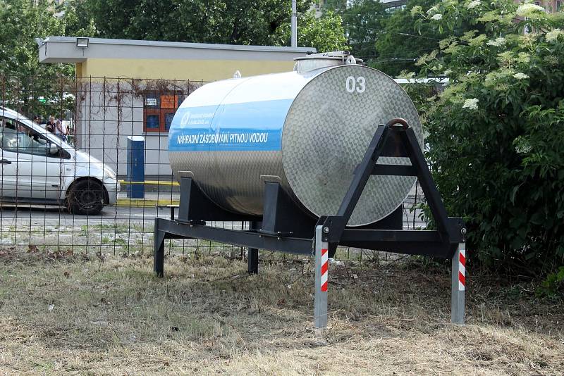 Romští uprchlíci z Ukrajiny se přesunuli na travnatou plochu za autobusovým nádražím u hotelu Grand. Dříve pobývali převážně v prostorách kolem brněnského hlavního nádraží.