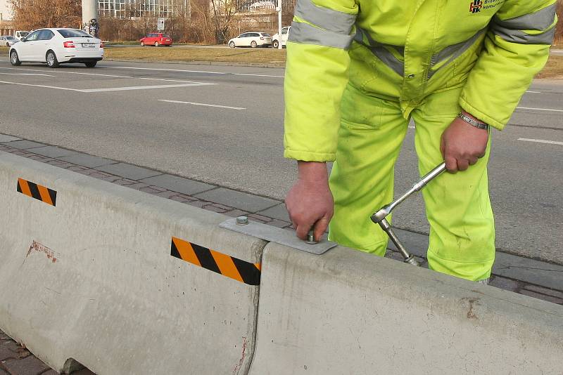 Odstraňování betonových bloků v brněnské ulici Sportovní.