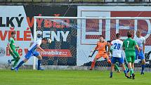 Fotbalisté Rousínova (na snímku v zelených dresech) vyhráli finále krajského poháru proti Kuřimi na penalty. Duel se hrál v Drnovicích.