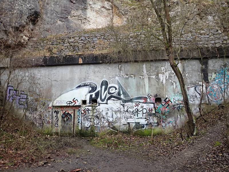 Hákové kříže a symbol Schutzstaffelu. Vandalové poničili národní památku