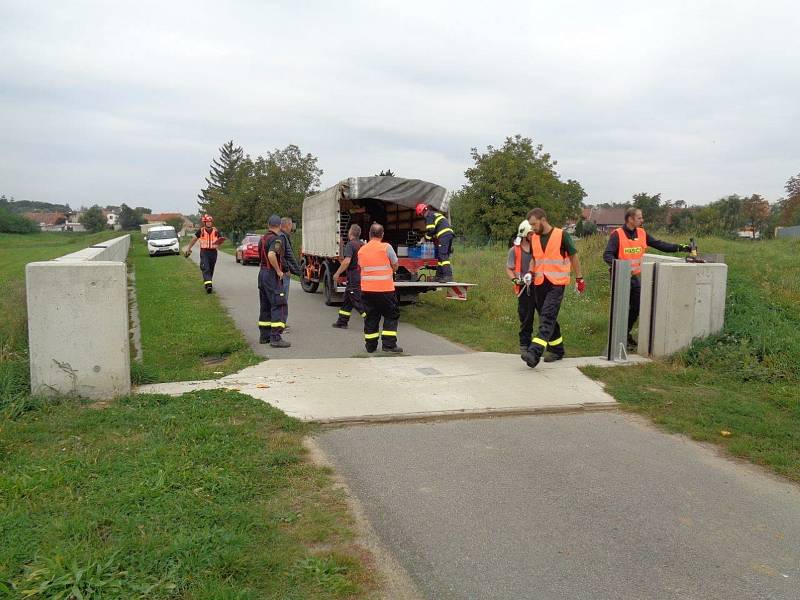 Hasiči cvičili v Pohořelicích stavbu mobilních hrazení proti velké vodě.