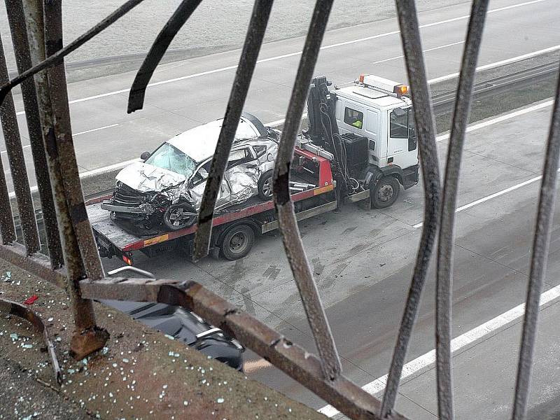 Auto spadlo z mostu na dálnici D1.