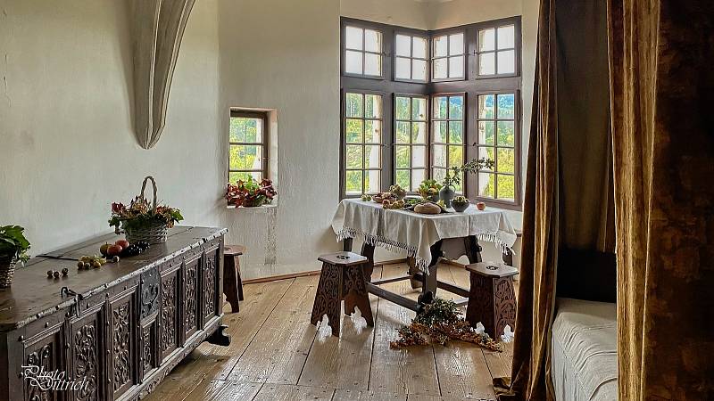 Ještě do 28. září mohou lidé obdivovat interiéry hradu Pernštejn vyzdobené podzimními vazbami z květin a plodů.