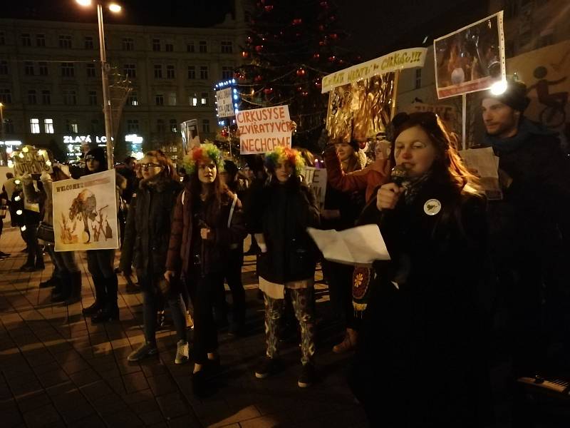 Cirkusy se zvířaty v Brně nechceme. I takto skandovali lidé ve středu večer na protestních pochodu centrem města, který začal na náměstí Svobody.