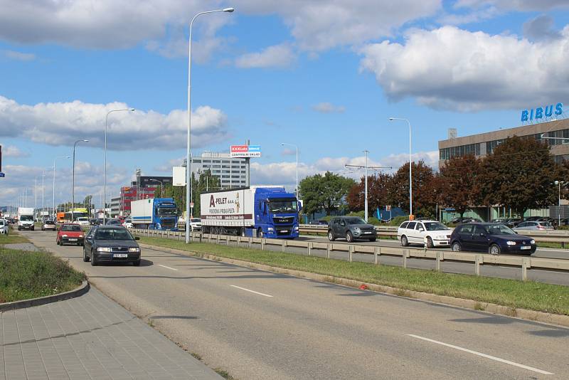 Kamion narazil v brněnské Vídeňské ulici zezadu do autobusu plného lidí.