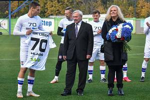 Předseda líšeňského klubu Karel Hladiš (uprostřed) přebírá od kapitána týmu Ondřeje Ševčíka podepsaný dres ke svým narozeninám.
