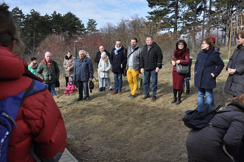 Lesní školku v lesoparku Akátky v Brně provozují představitelé Centra environmentálního vzdělávání a výchovy Zeměklíč.