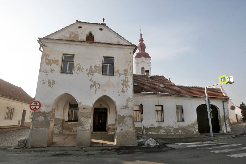 Na modřickém náměstí Svobody jej žádný kolemjdoucí nepřehlédne. Jako jediný z tamních domů má podloubí. V budoucnu ho pozná i víc lidí odjinud, vznikne v něm totiž muzeum, infocentrum, galerie nebo knihovna.