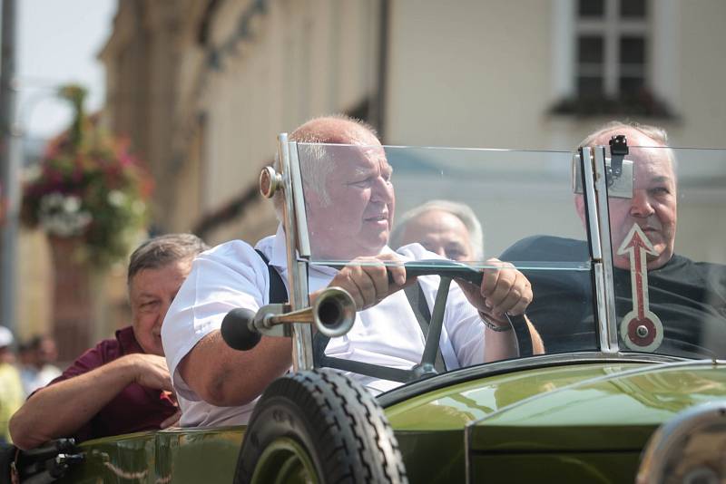 Slavnostní jízdu na počest padesátého výročí brněnské Grand Prix absolvovali ve čtvrtek v centru Brna současné i bývalé osobnosti motocyklového sportu.