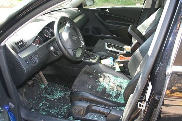 Navigace kradl mladík z aut přes okno spolujezdce.