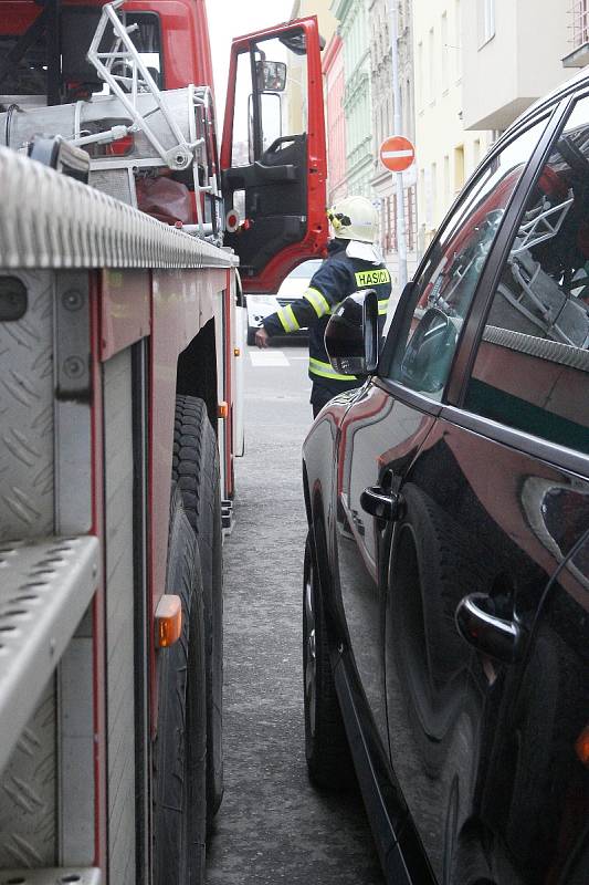 Špatně zaparkovaná auta často komplikují hasičům cestu k požáru. A čas bývá při zásahu rozhodující.