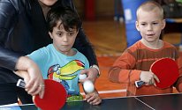 Děti hrající stolní tenis. Ilustrační foto.