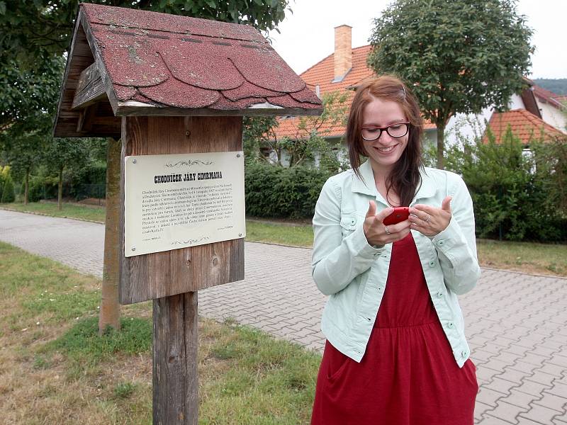 Keše se dají hledat třeba jen s mobilním telefonem. Jedna z nich je ukrytá poblíž místa na snímku. Její tvůrce je Tomáš Berka z Tišnova na Brněnsku, mezi keškaři známý jako Berx.cz.