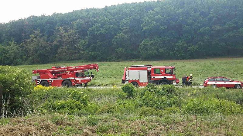 Vlak se srazil s osobním autem u obce Moravské Bránice na Brněnsku. Nehoda se stala v sobotu v půl druhé odpoledne na silnici 152. Řidič osobního vozu na místě zemřel.