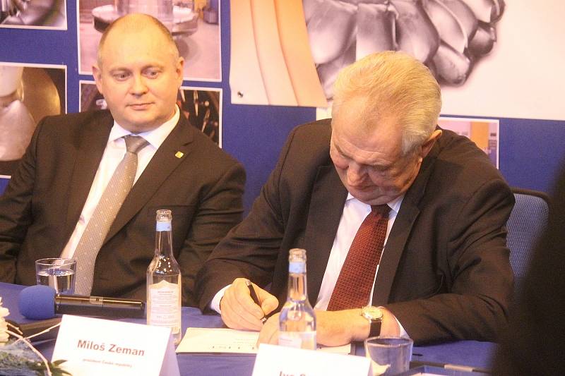 Prezident Miloš Zeman navštívil na Blanensku zkušebnu turbín společnosti ČKD Blansko Engineering v Horní Lhotě. A také podnik Adast Systems v Adamově.