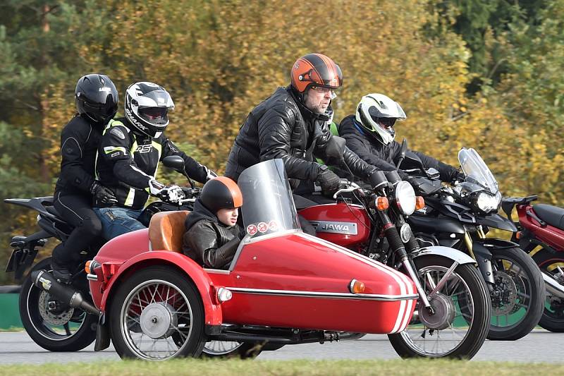 Fanoušci motorsportu v pátek po poledni již popáté uctili tragicky zesnulého italského závodníka Marca Simoncelliho. Na dráhu brněnského Masarykova okruhu vyjely stovky motorek různých značek, typů i stáří.