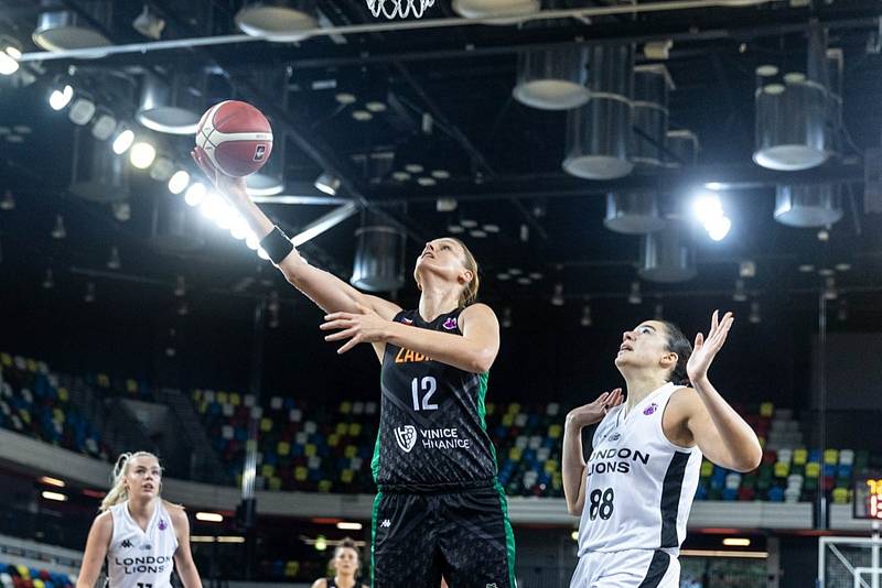 Basketbalistka Anna Jurčenková (v černém) v této eurocupové sezoně pomohla Žabinám až do osmifinále.