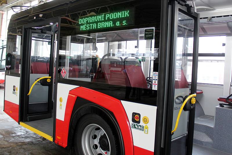 Dopravní podnik města Brna v pondělí představil nové kloubové trolejbusy Škoda 27 Tr.