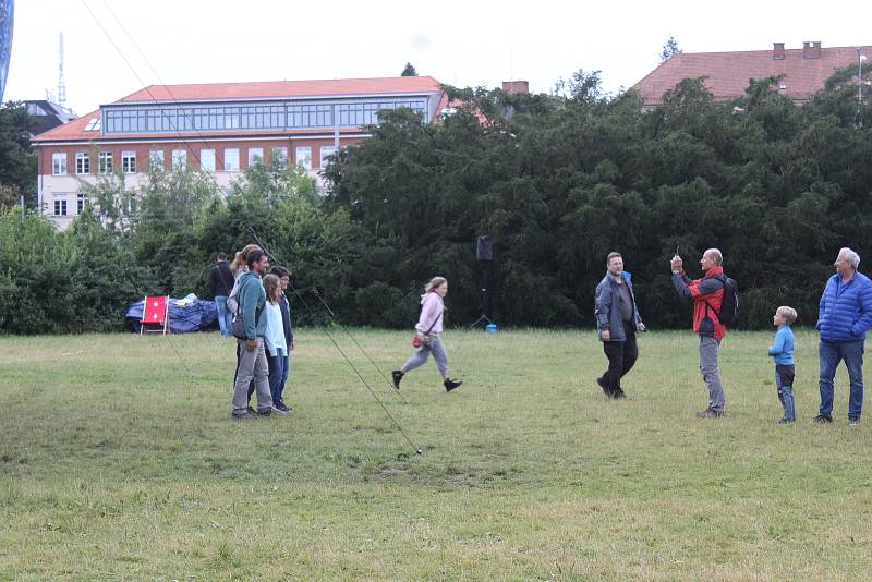 Obří nafukovací model Země, takzvanou terralónu, si užívali Brňané v sobotu v podvečer v parku na Kraví hoře.