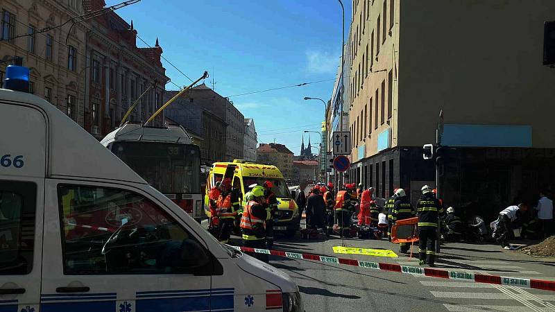 Trolejbus se srazil s tramvají v pondělí odpoledne v brněnské Křenové ulici. Zranilo se zhruba čtyřicet lidí.