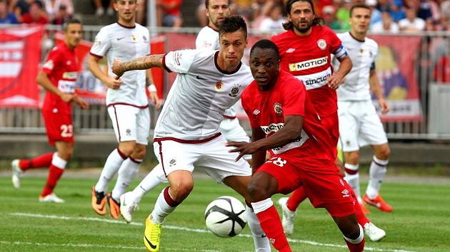 Guinejský fotbalista Mohamed Traoré (v červeném v souboji se sparťanem Václavem Kadlecem).