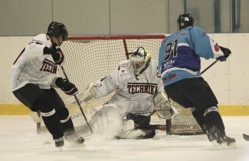 Přátelské utkání fotbalistů brněnské Zbrojovky s HC FALCONS Hrušovany u Brna.